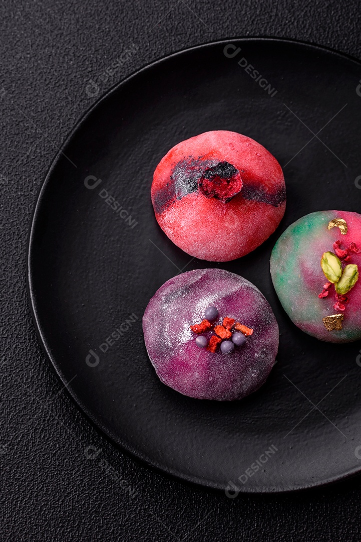 Saborosa mochi japonesa fria sobre uma tábua