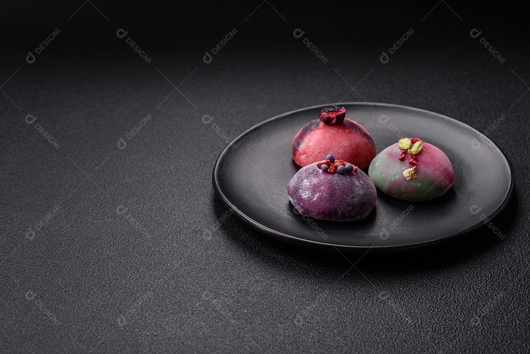 Saborosa mochi japonesa fria sobre uma tábua