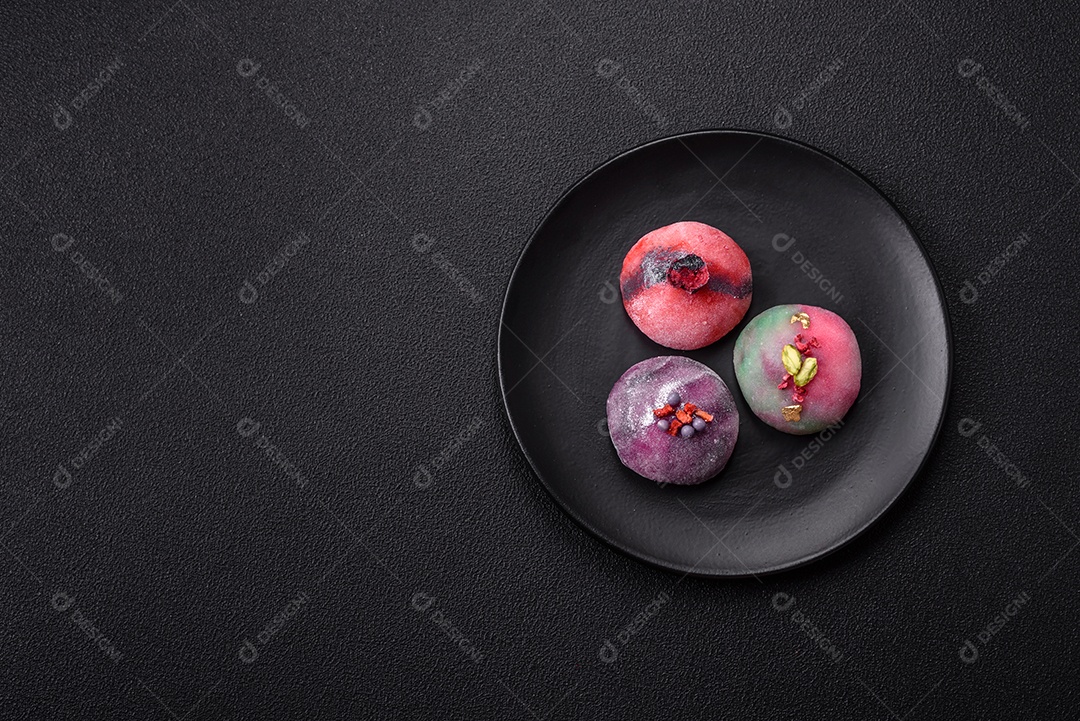 Saborosa mochi japonesa fria sobre uma tábua