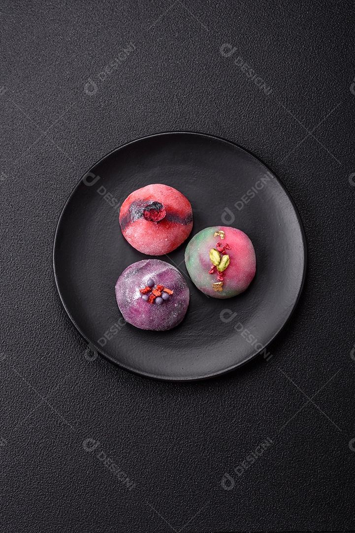 Saborosa mochi japonesa fria sobre prato