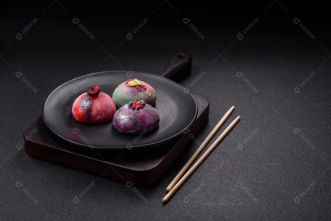 Saborosa mochi japonesa fria sobre uma tábua