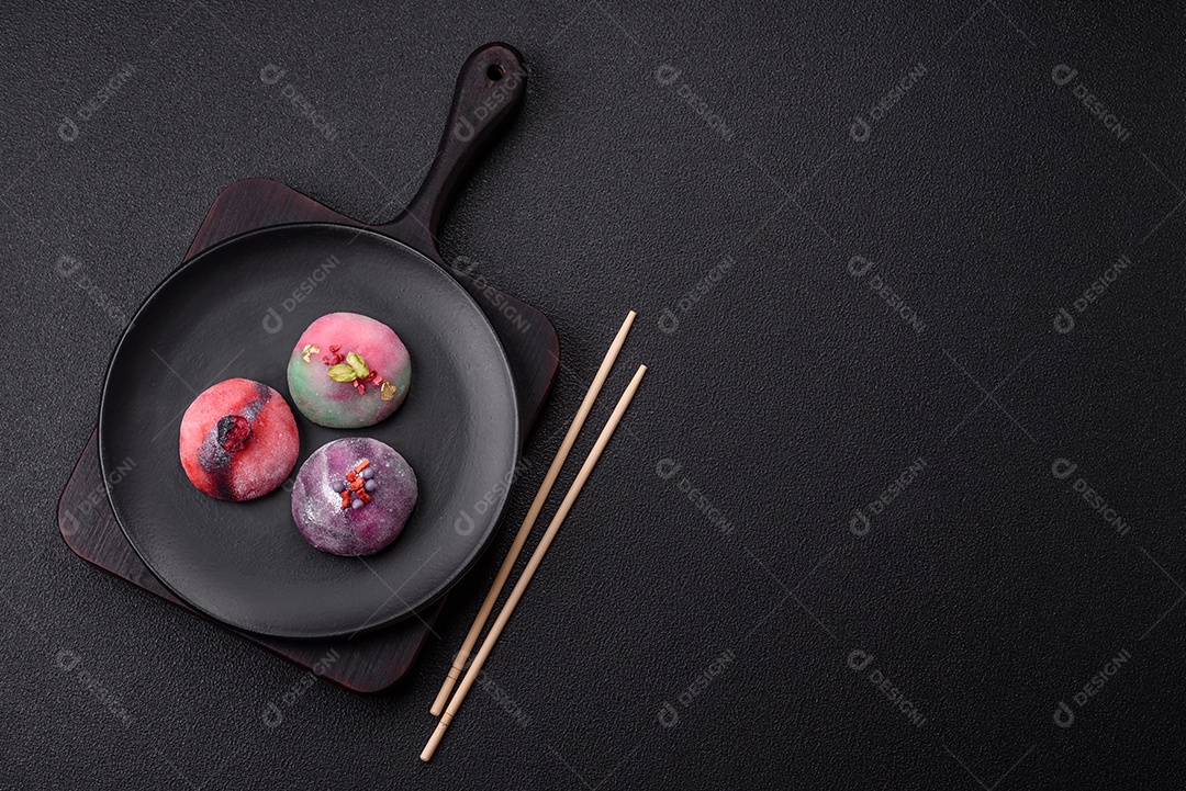 Saborosa mochi japonesa fria sobre uma tábua