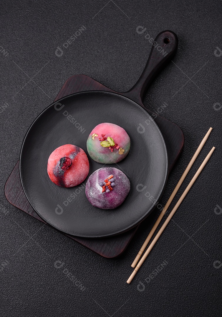 Saborosa mochi japonesa fria sobre uma tábua