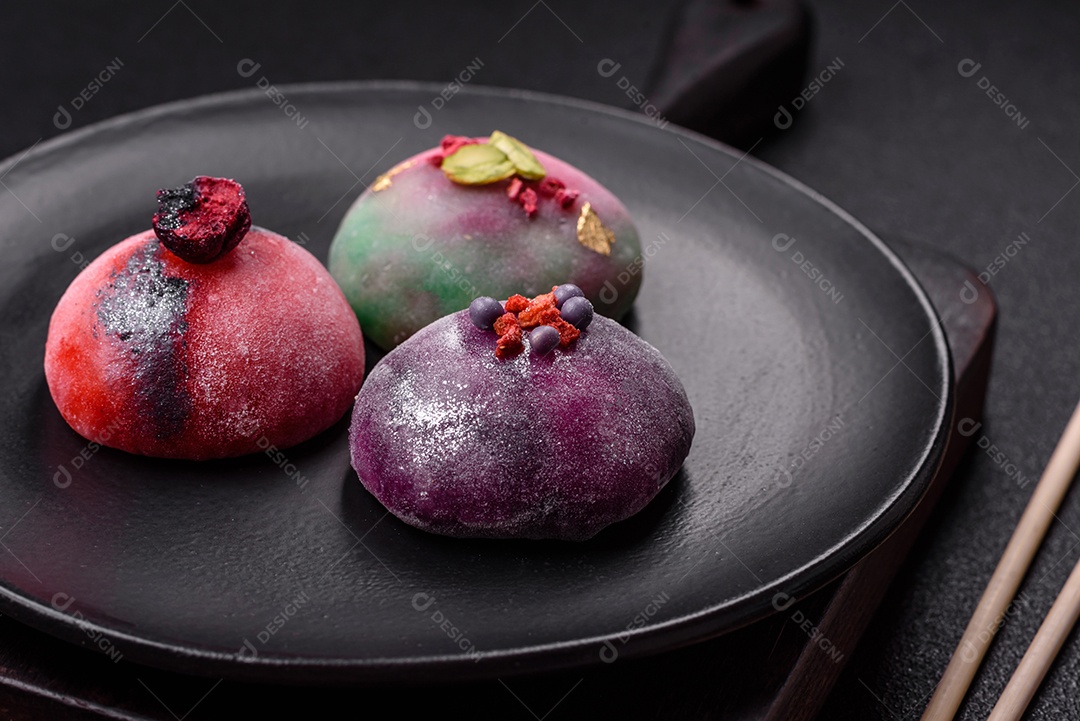 Saborosa mochi japonesa fria sobre uma tábua