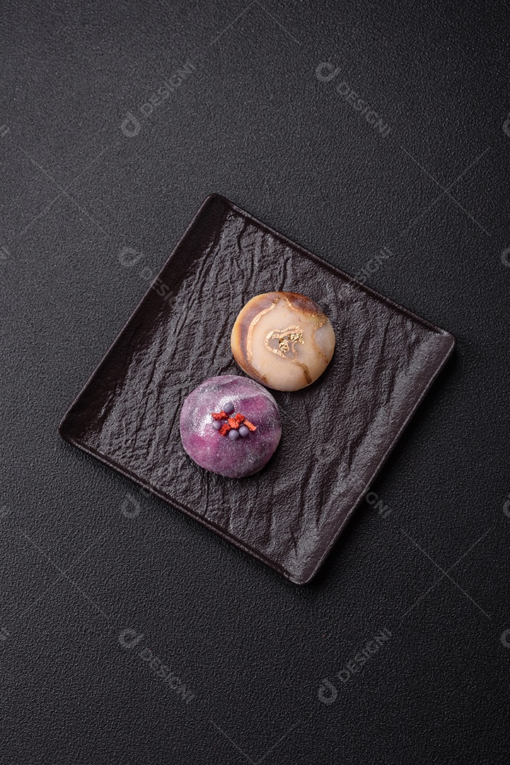 Saborosa mochi japonesa fria sobre uma tábua