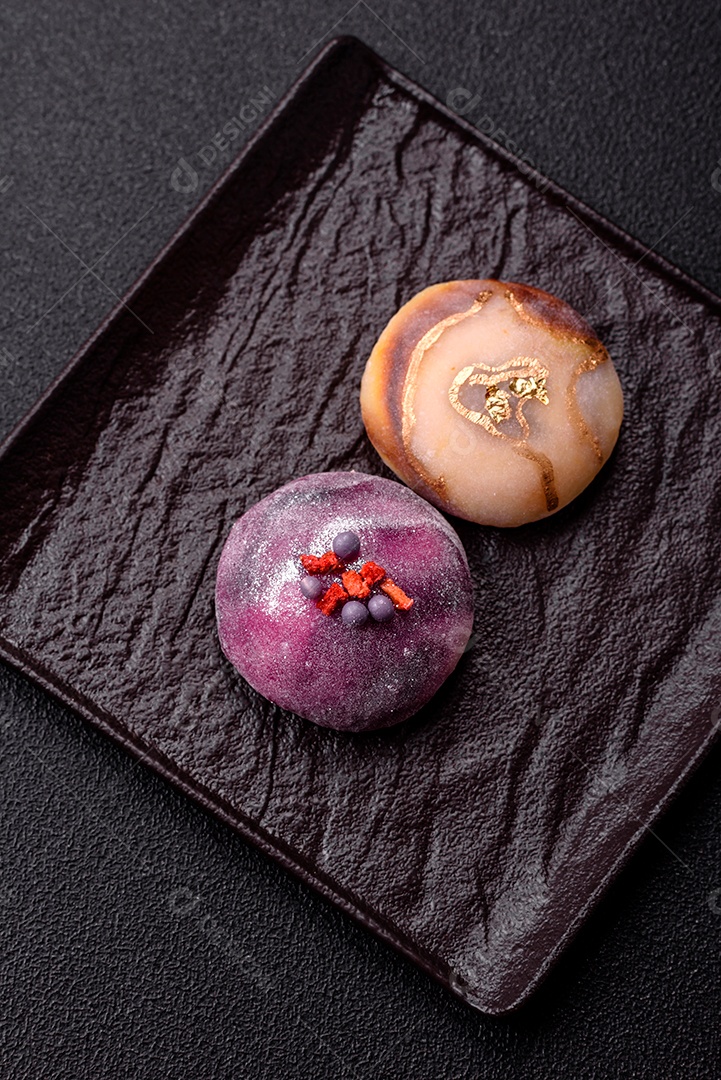 Saborosa mochi japonesa fria sobre prato