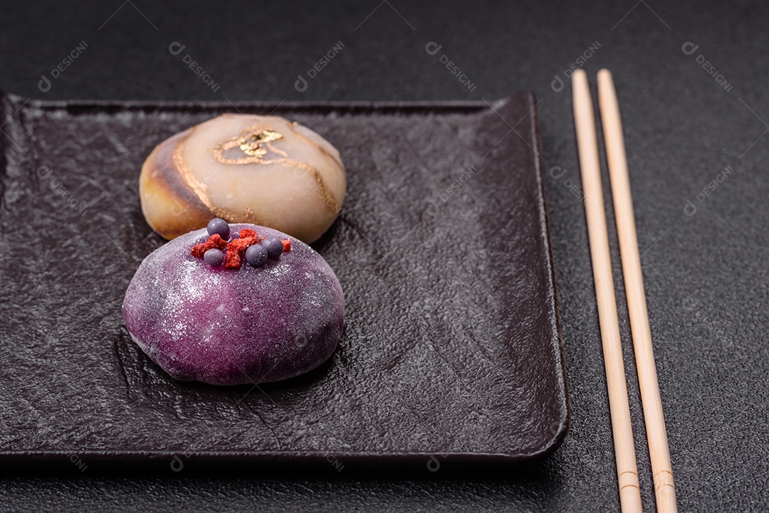 Saborosa mochi japonesa fria sobre uma tábua