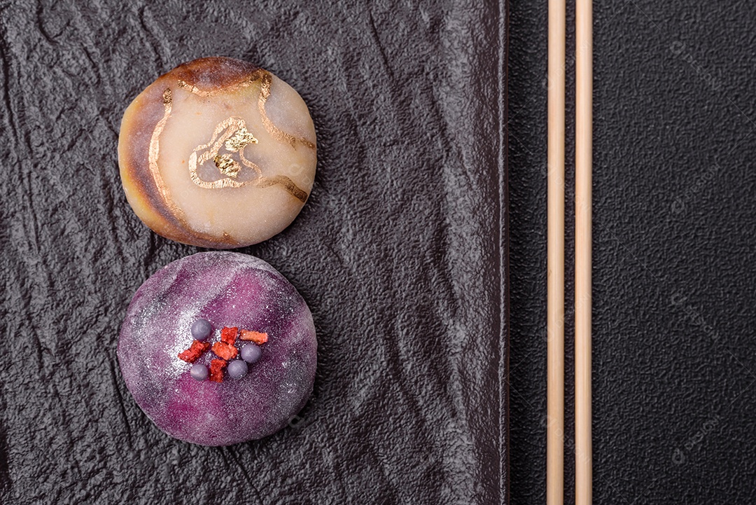 Saborosa mochi japonesa fria sobre uma tábua