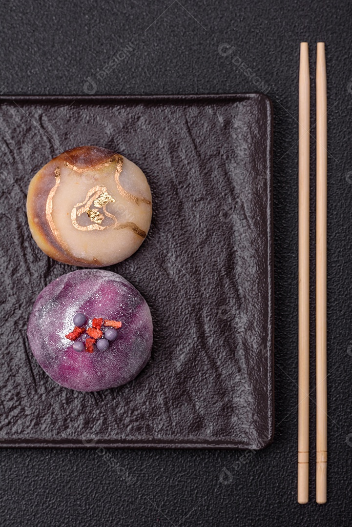 Saborosa mochi japonesa fria sobre uma tábua