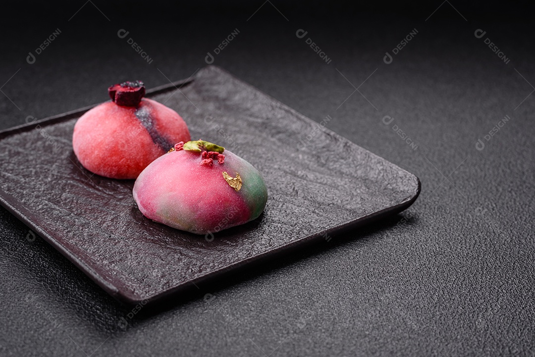 Saborosa mochi japonesa fria sobre uma tábua