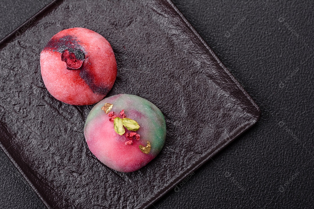 Saborosa mochi japonesa fria sobre uma tábua