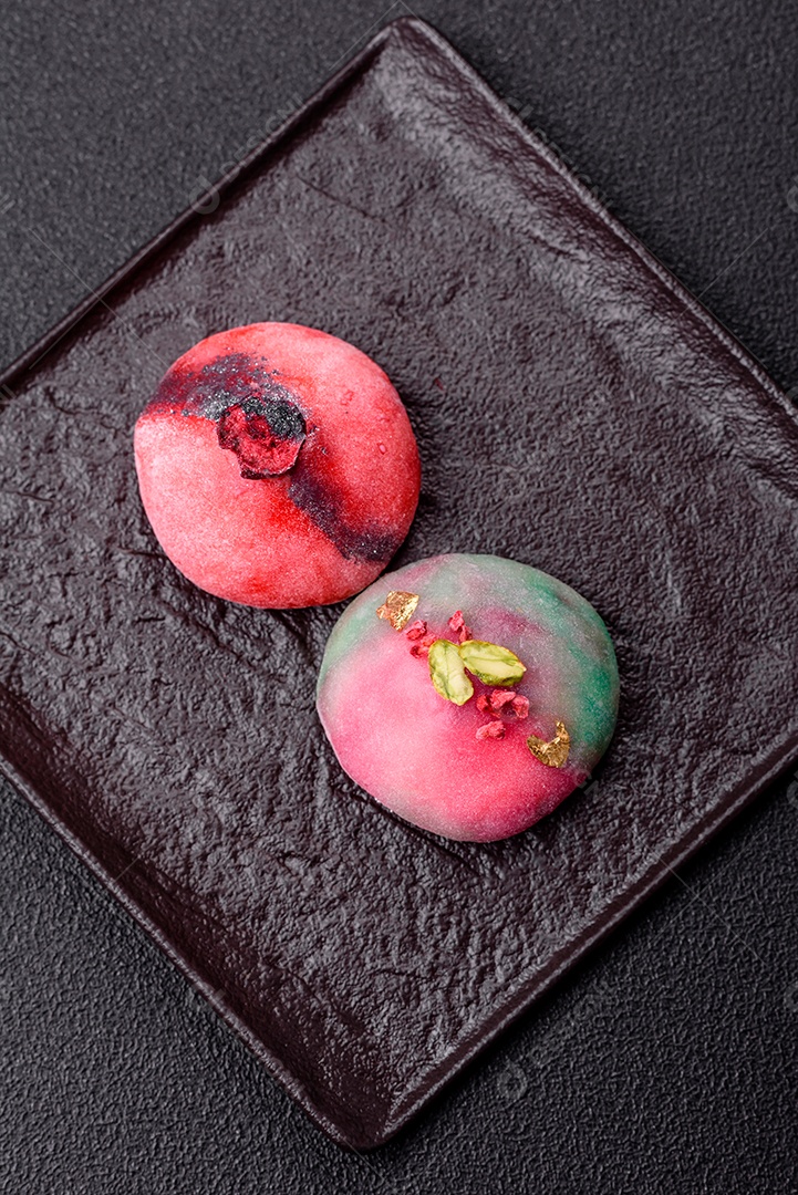 Saborosa mochi japonesa fria sobre uma tábua