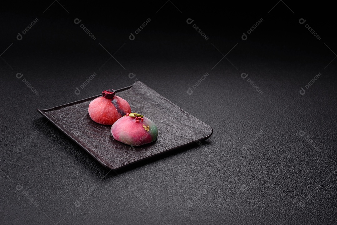 Saborosa mochi japonesa fria sobre uma tábua