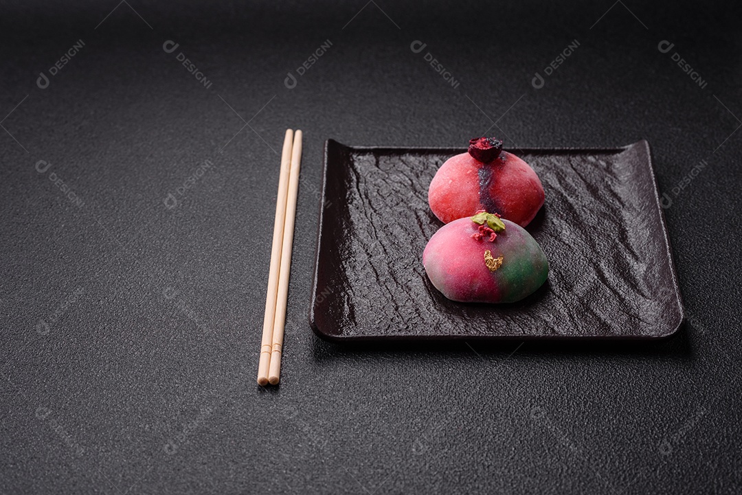 Saborosa mochi japonesa fria sobre uma tábua