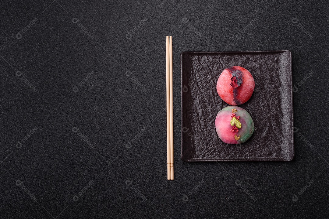 Saborosa mochi japonesa fria sobre uma tábua