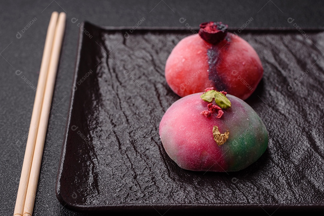 Saborosa mochi japonesa fria sobre prato