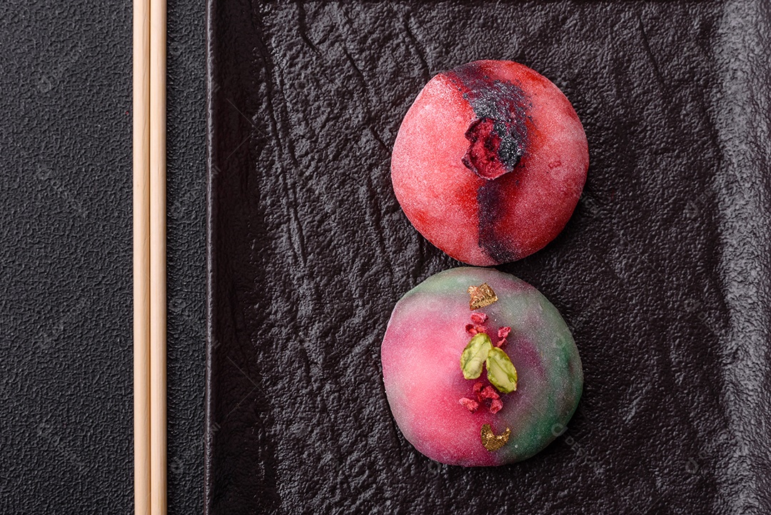 Saborosa mochi japonesa fria sobre prato