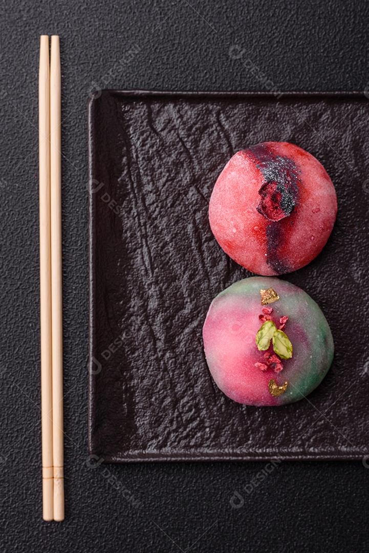 Saborosa mochi japonesa fria sobre prato