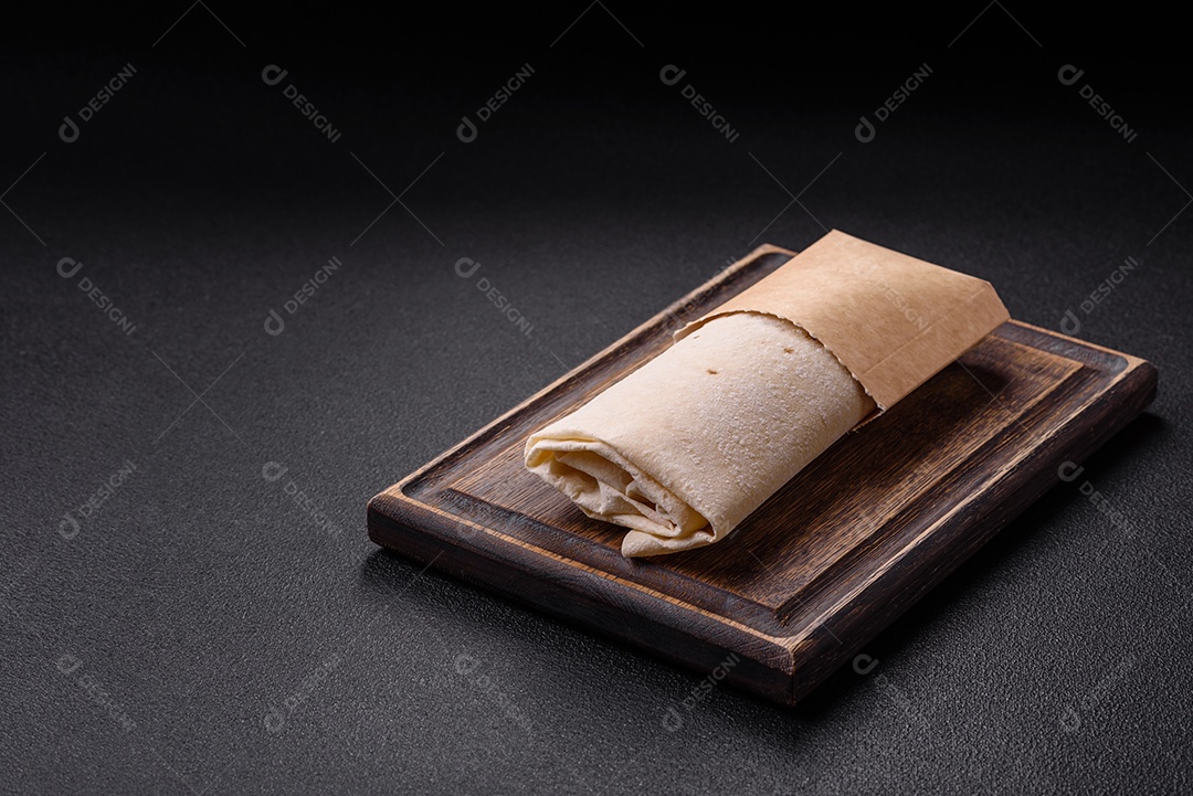 Sanduiche recheado em uma tábua de madeira