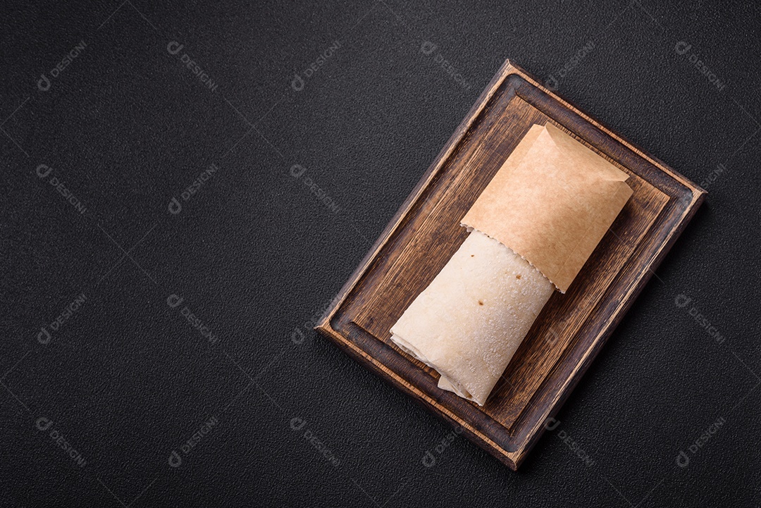 Sanduiche recheado em uma tábua de madeira