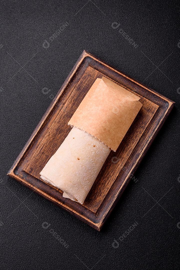 Sanduiche recheado em uma tábua de madeira