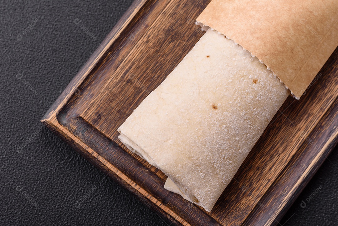 Sanduiche recheado em uma tábua de madeira