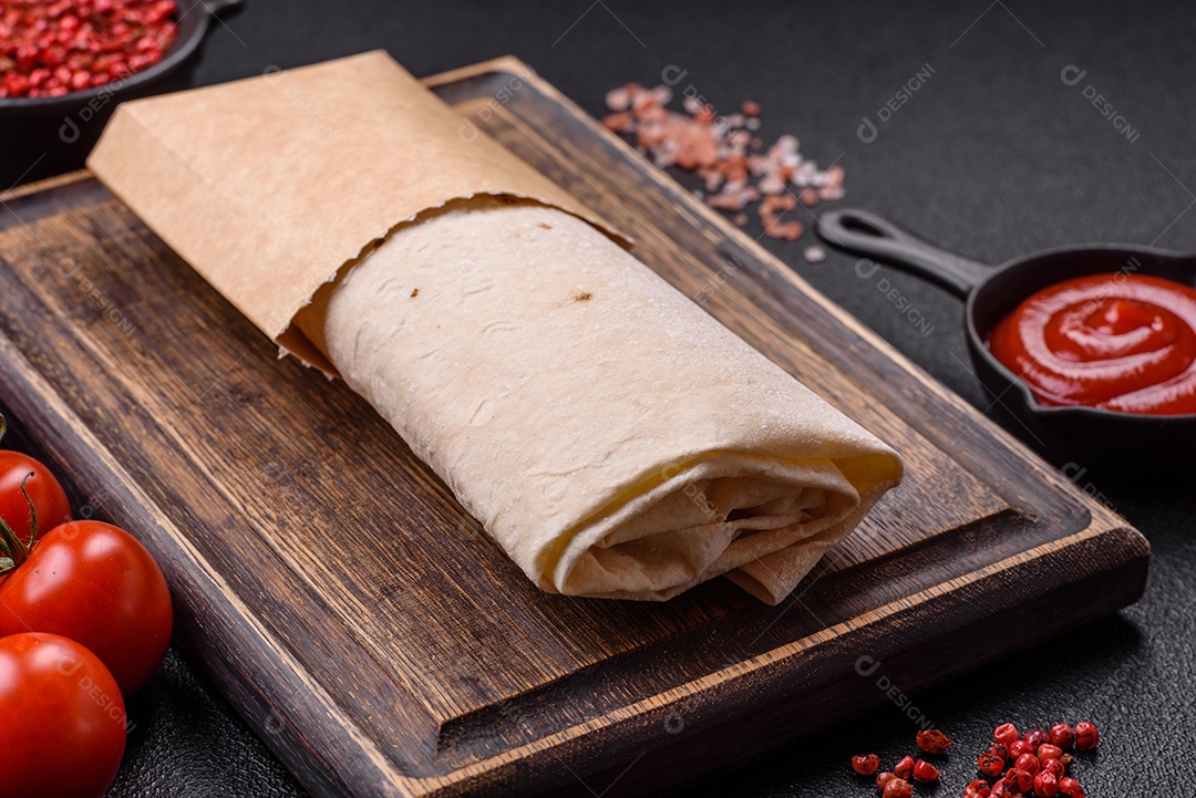 Sanduiche recheado em uma tábua de madeira