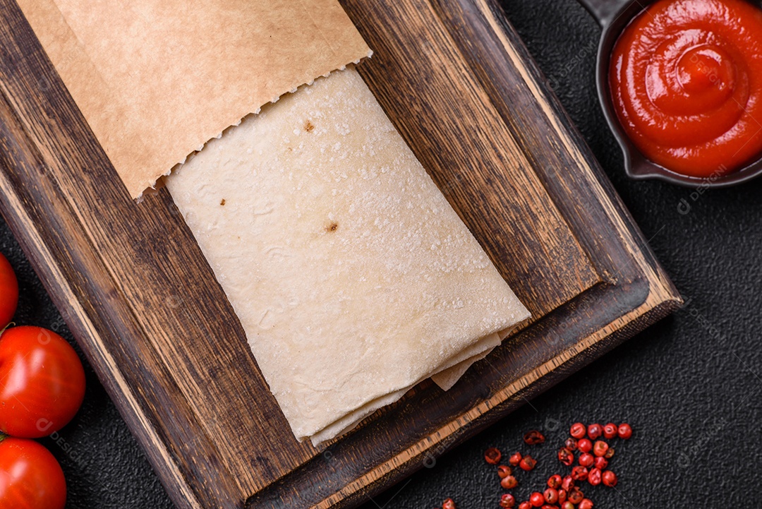 Sanduiche recheado em uma tábua de madeira