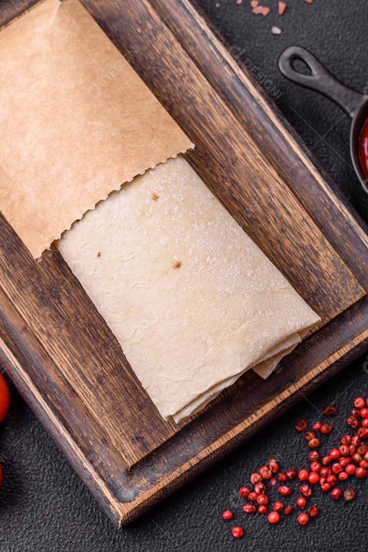 Sanduiche recheado em uma tábua de madeira