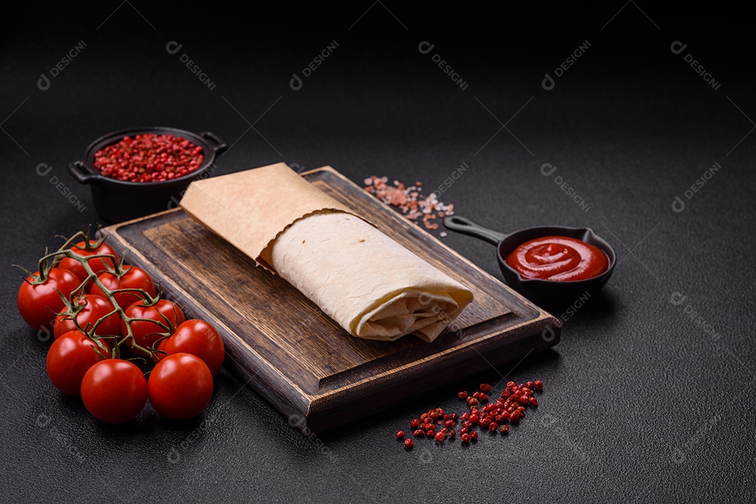 Sanduiche recheado em uma tábua de madeira