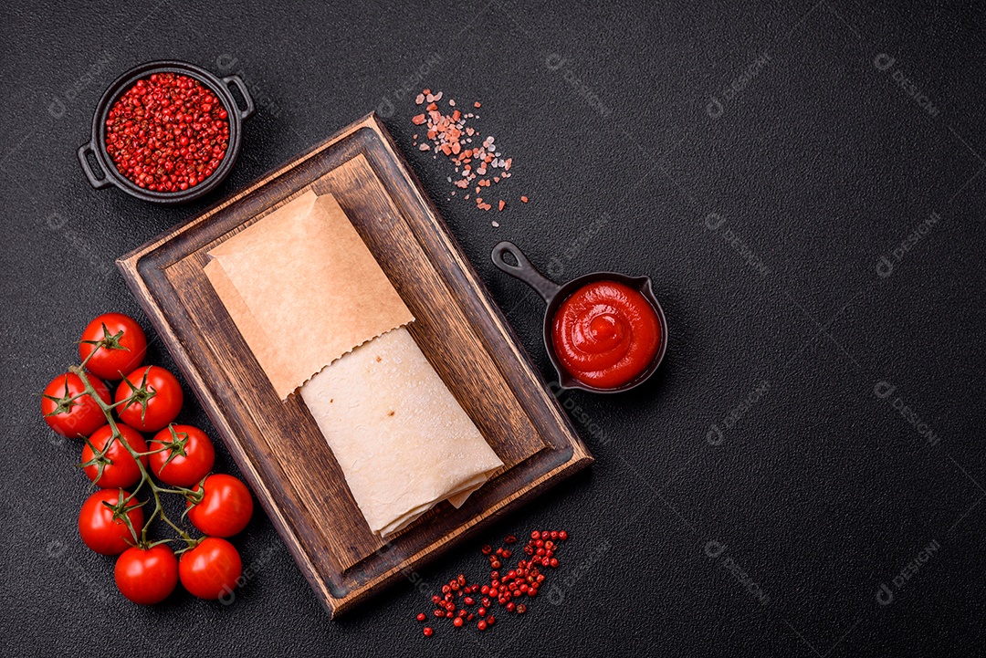 Sanduiche recheado em uma tábua de madeira