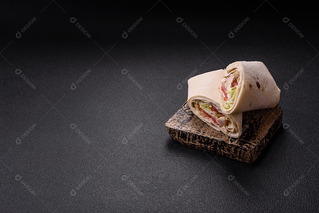 Sanduiche recheado em um prato branco