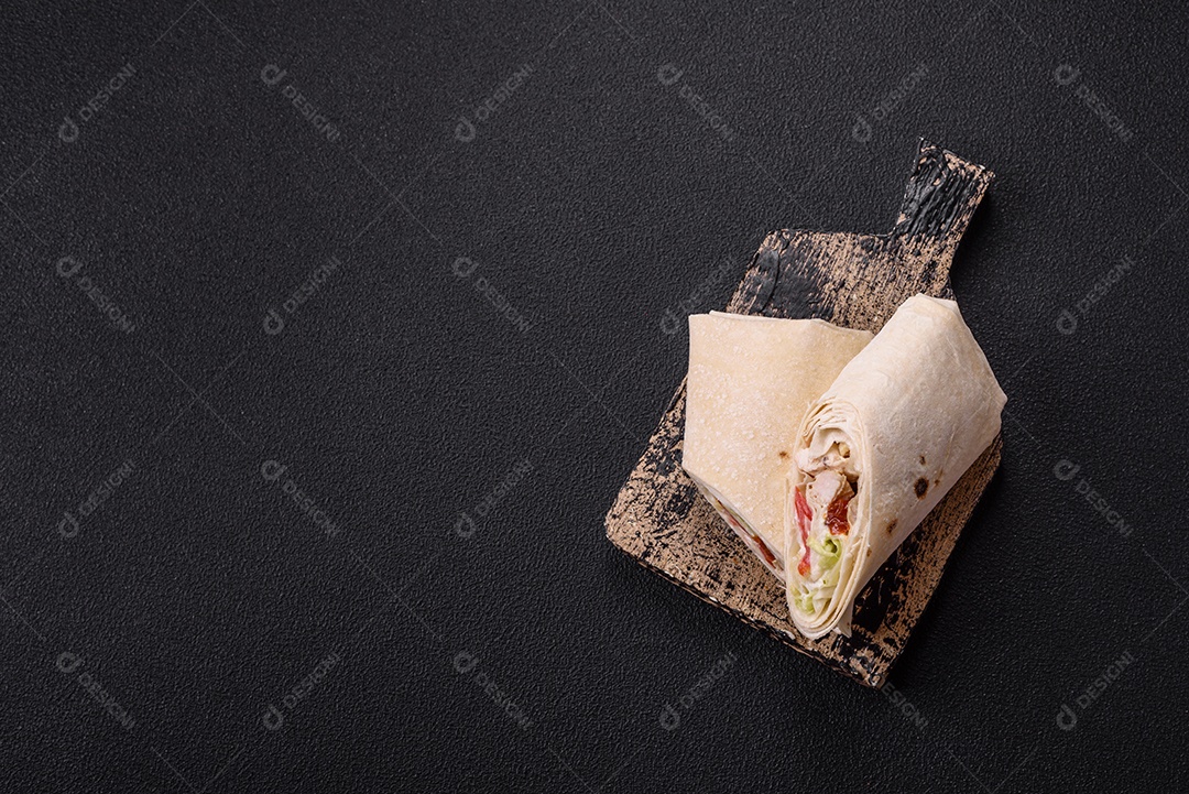 Sanduiche recheado em um prato branco