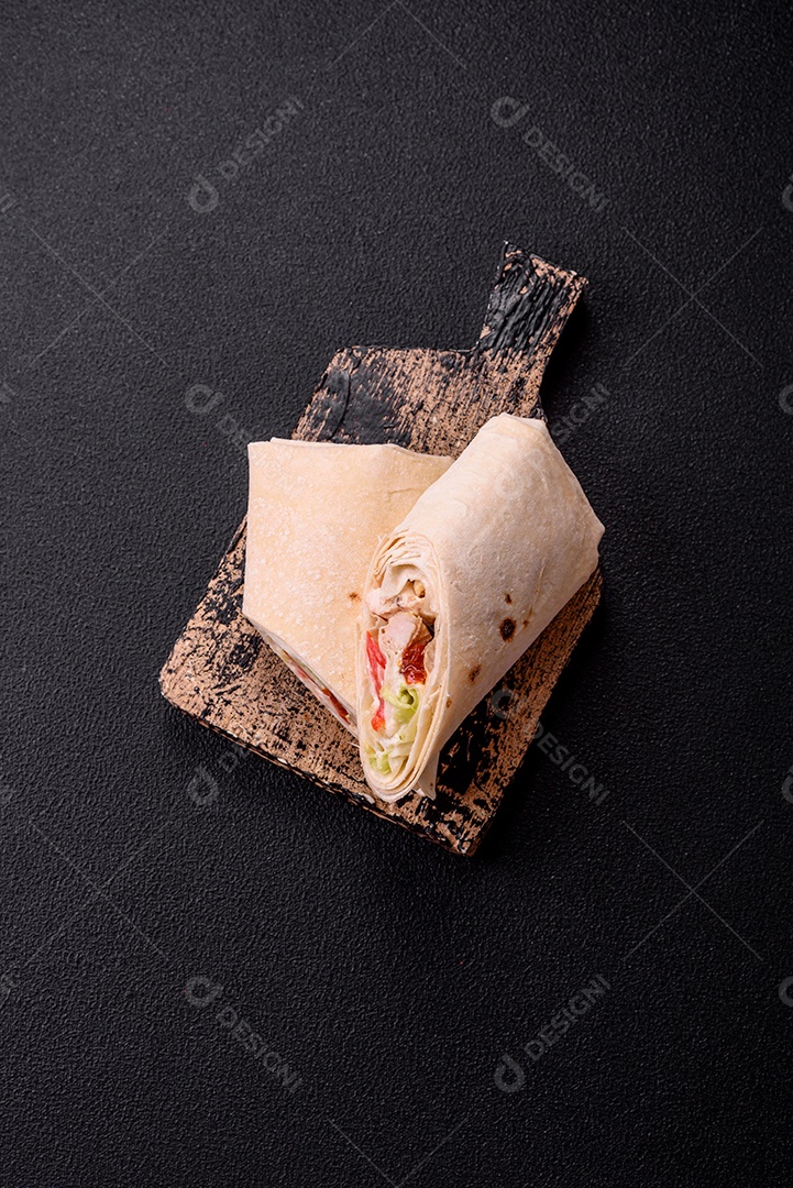 Sanduiche recheado em uma tábua de madeira