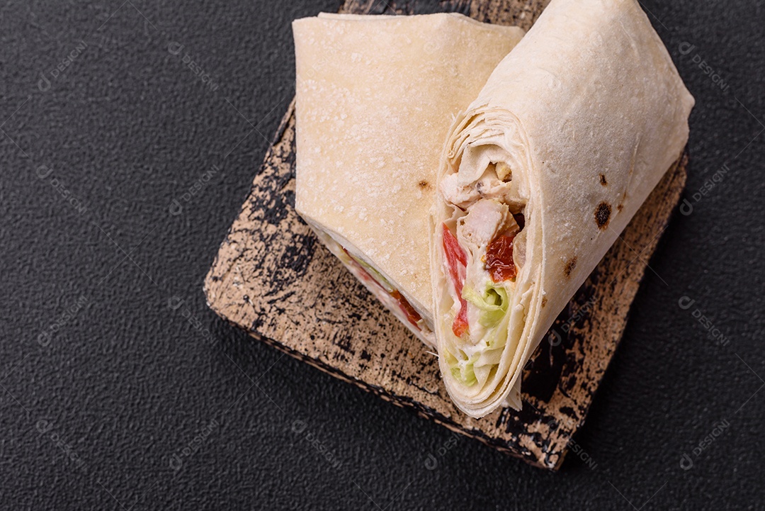 Sanduiche recheado em um prato branco