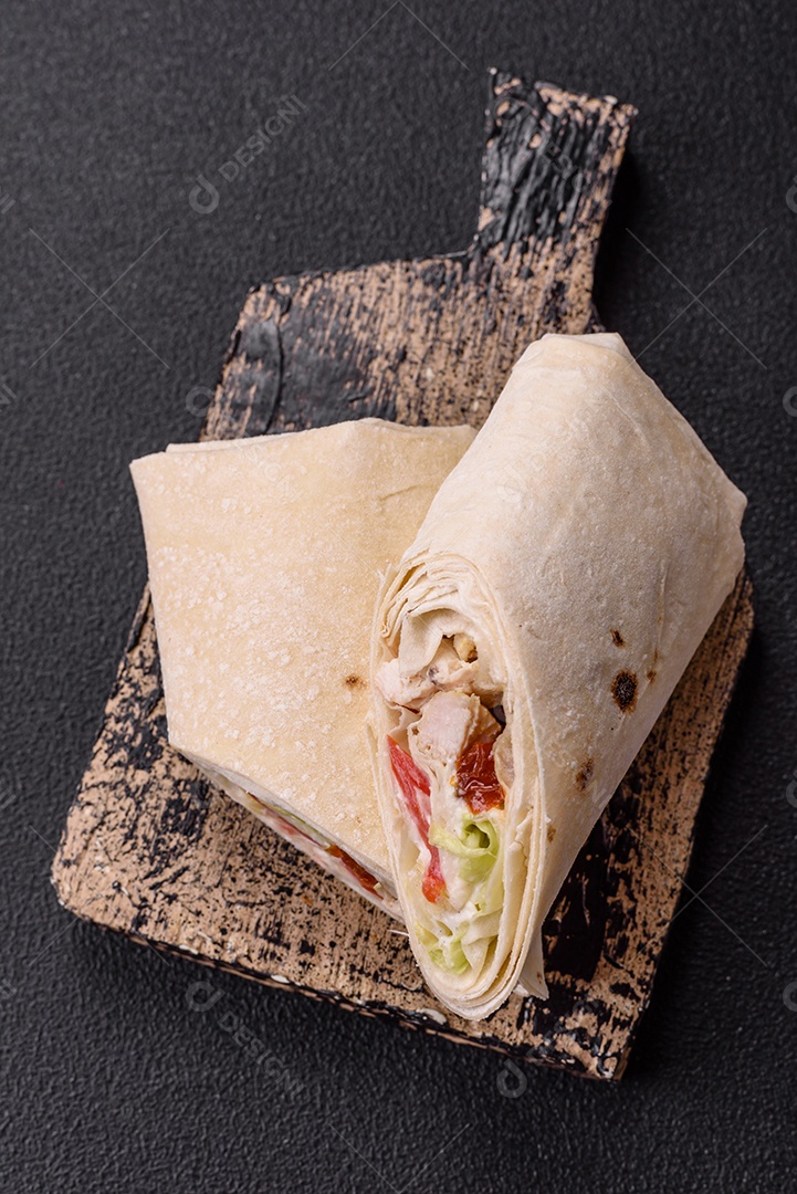 Sanduiche recheado em uma tábua de madeira