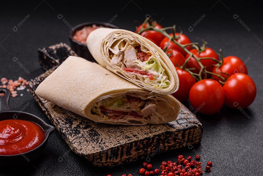 Sanduiche recheado em uma tábua de madeira