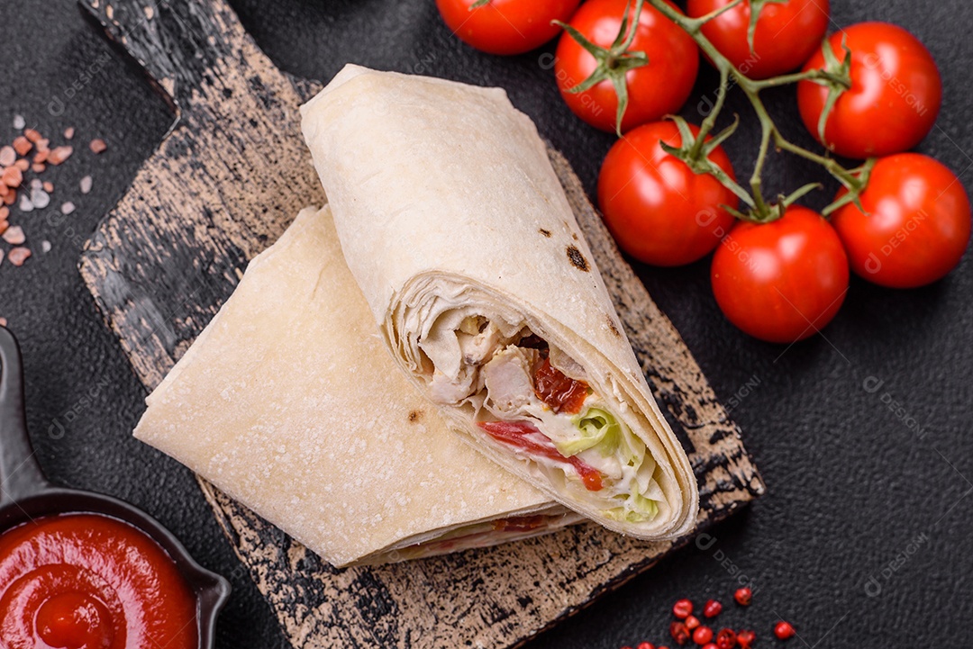 Sanduiche recheado em um prato branco