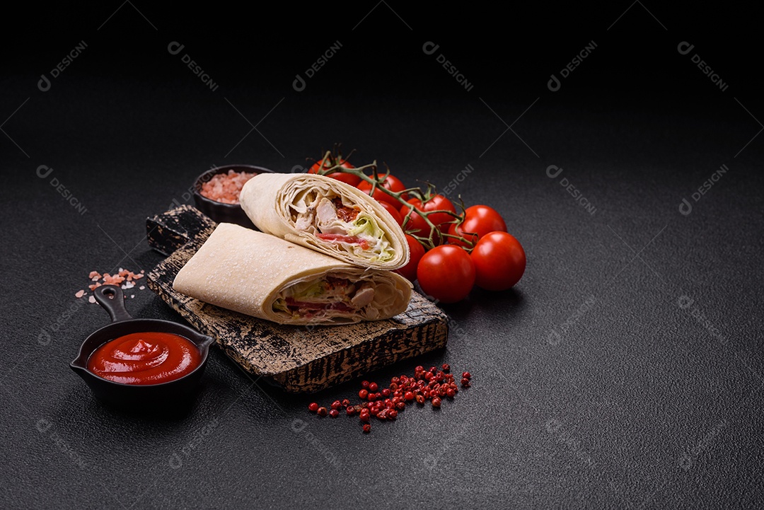 Sanduiche recheado em uma tábua de madeira