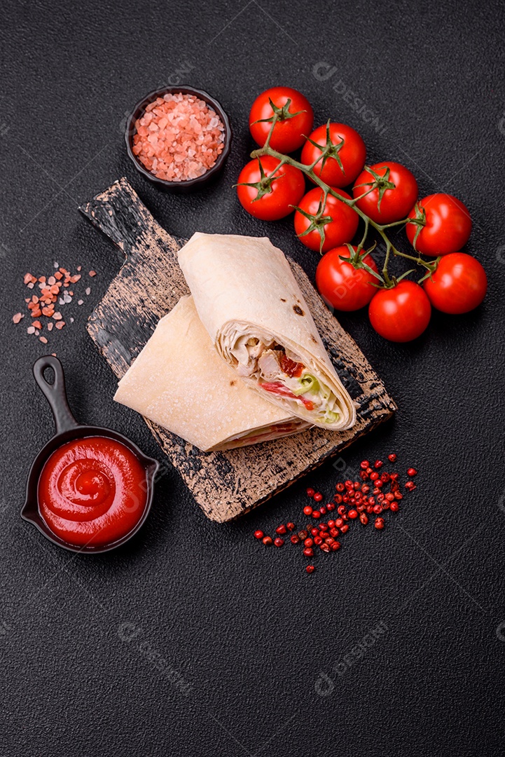 Sanduiche recheado em uma tábua de madeira