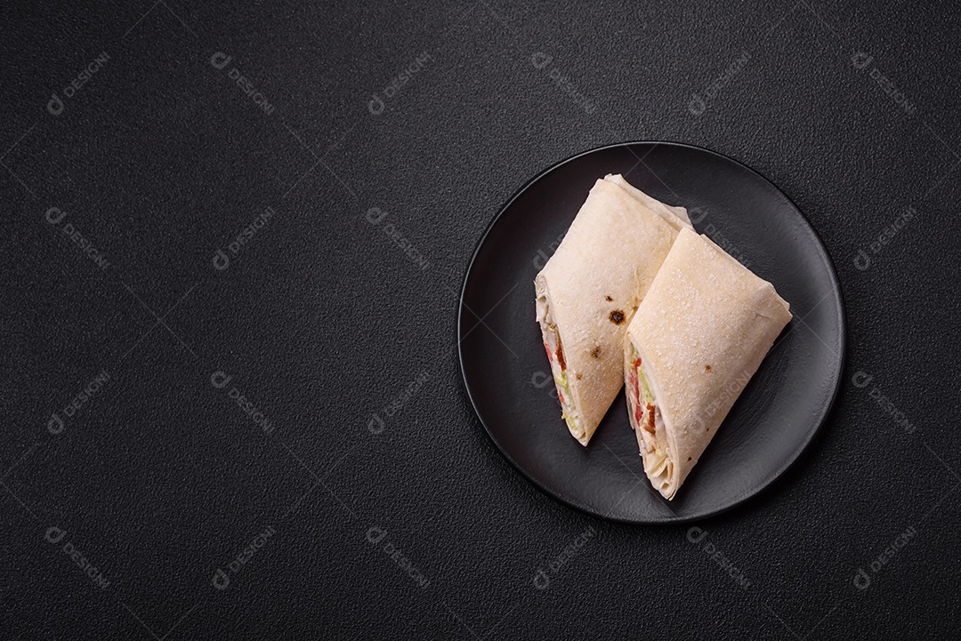 Sanduiche recheado em uma tábua de madeira