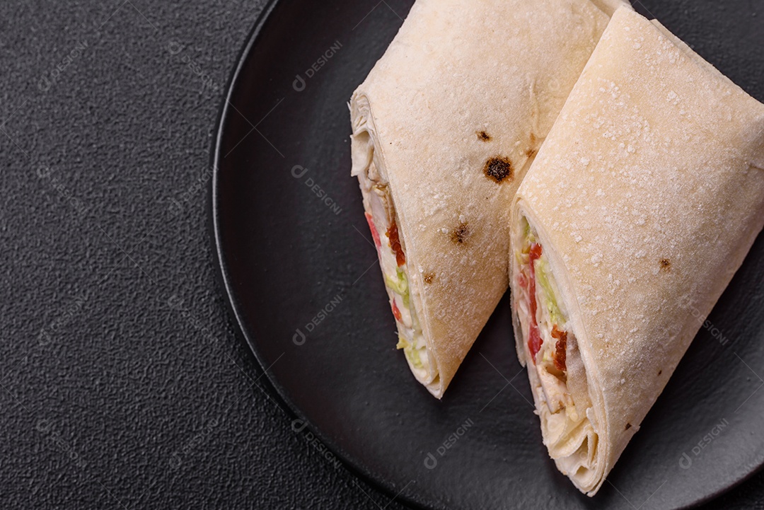 Sanduiche recheado em uma tábua de madeira