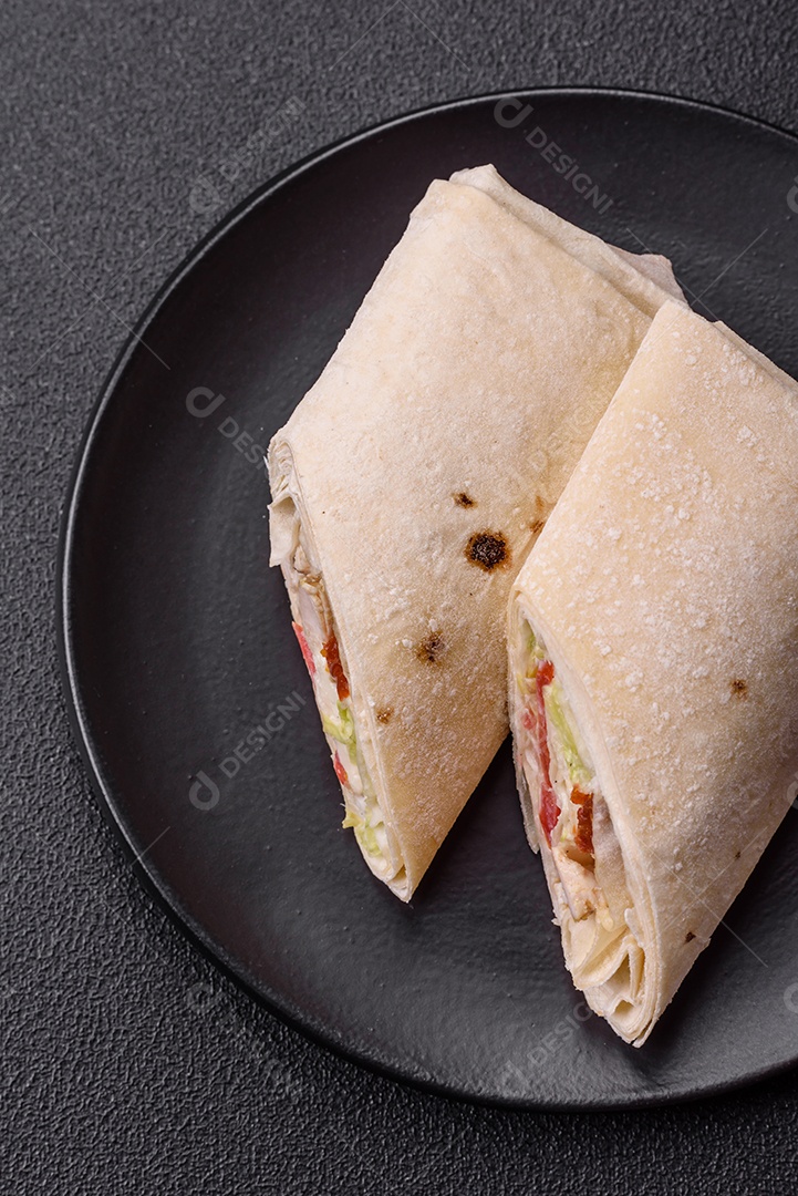 Sanduiche recheado em uma tábua de madeira