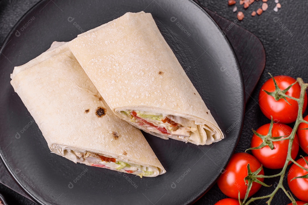 Sanduiche recheado em uma tábua de madeira