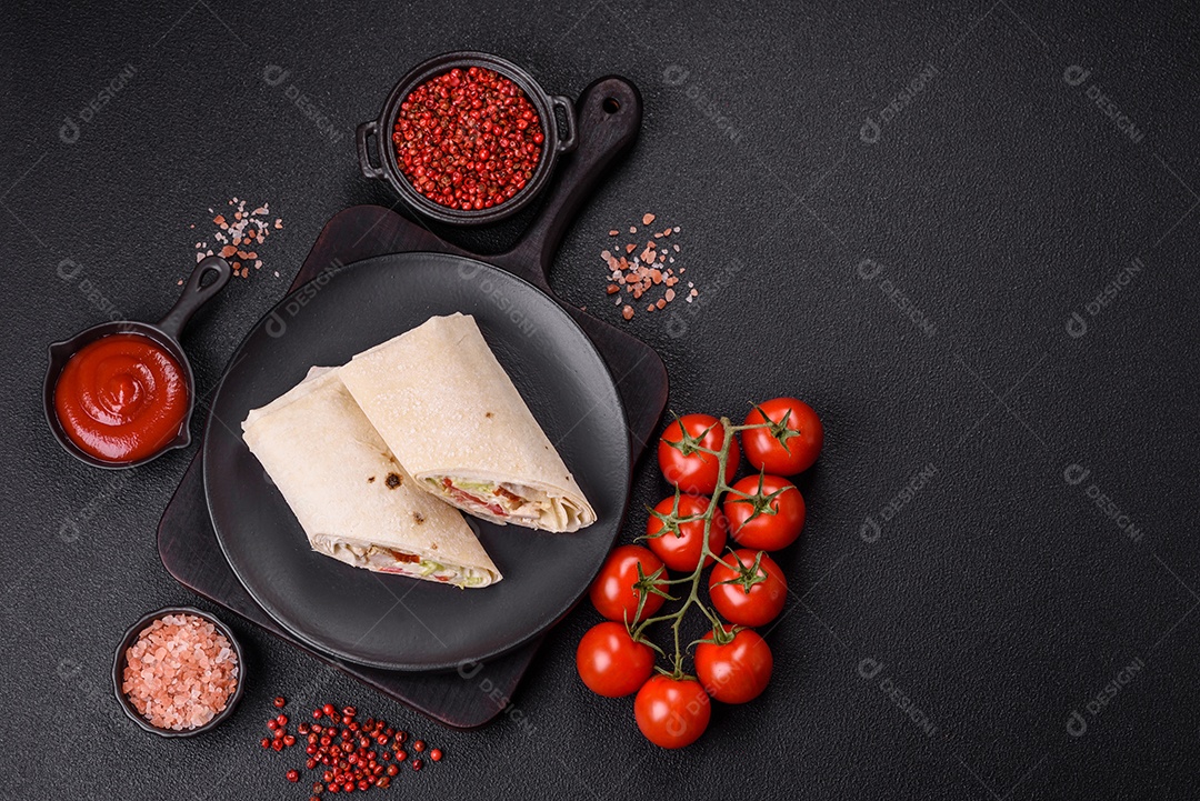 Sanduiche recheado em uma tábua de madeira