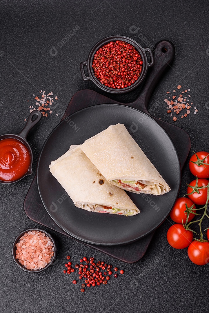 Burrito saboroso em uma mesa de concreto