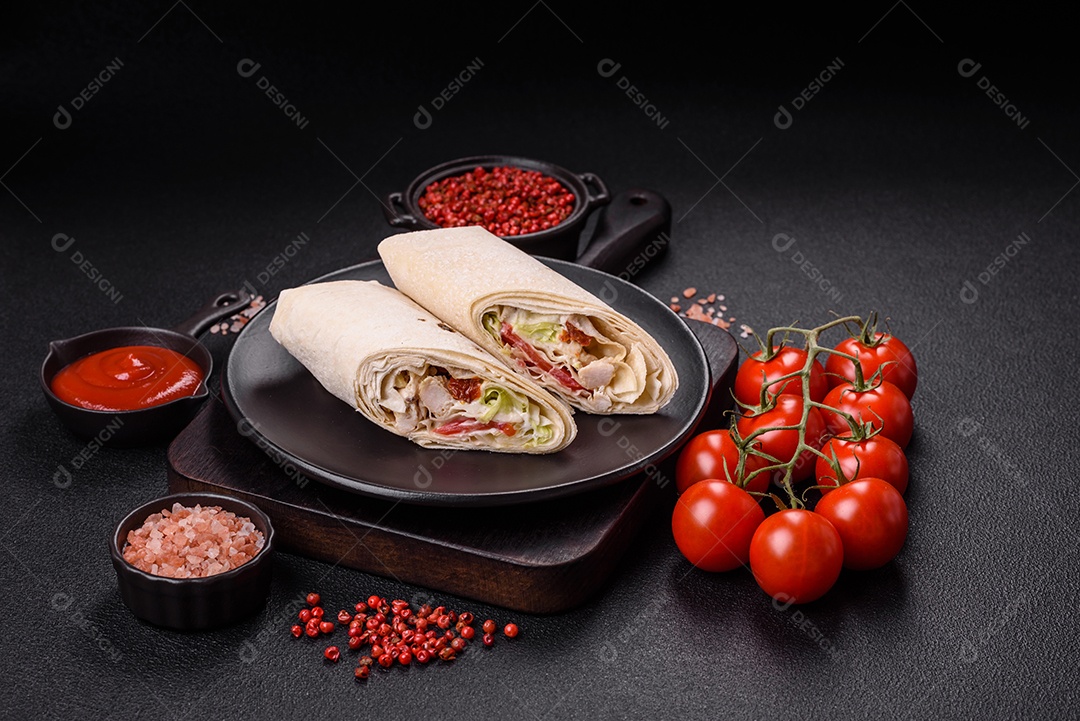 Burrito saboroso em uma mesa de concreto