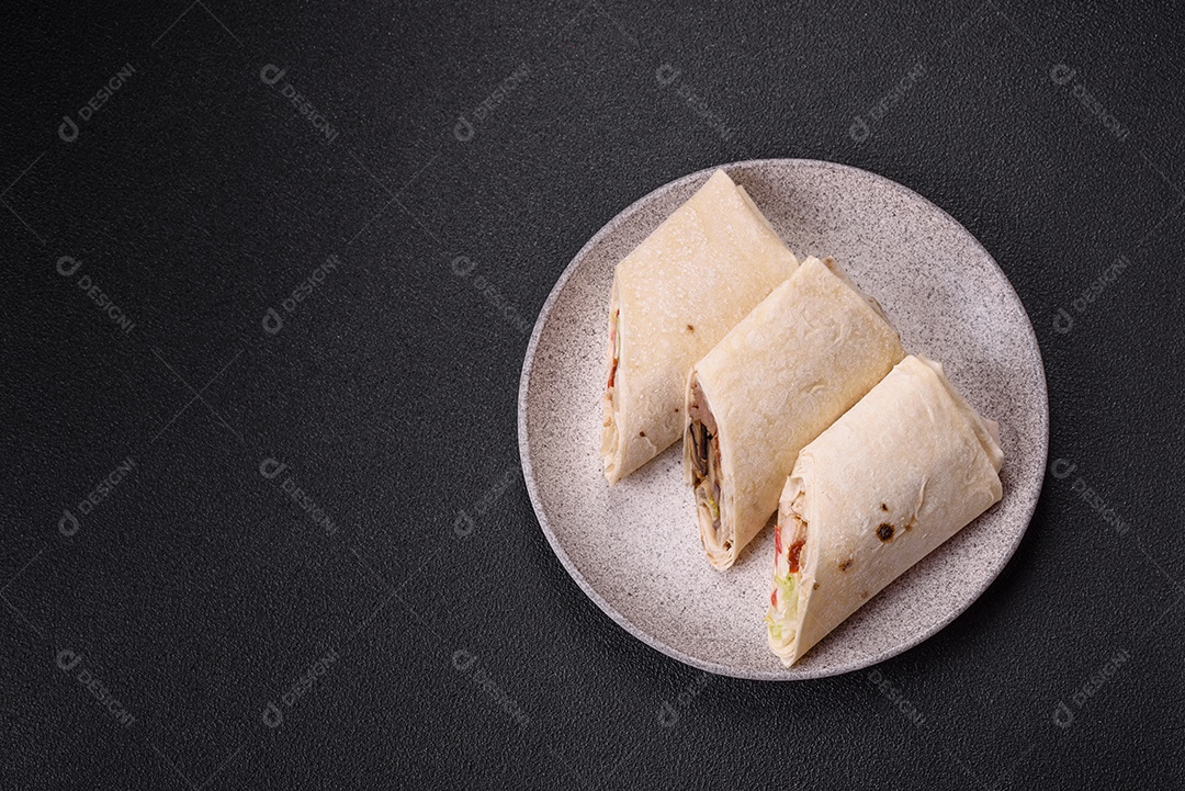 Sanduiche recheado em um prato branco