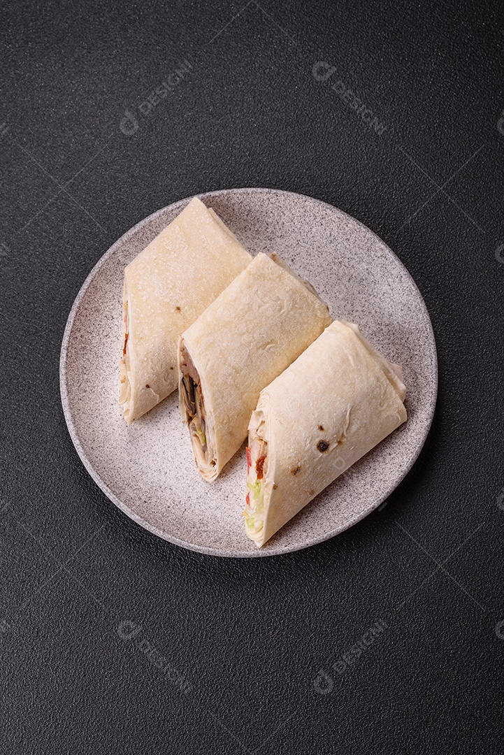 Sanduiche recheado em um prato branco