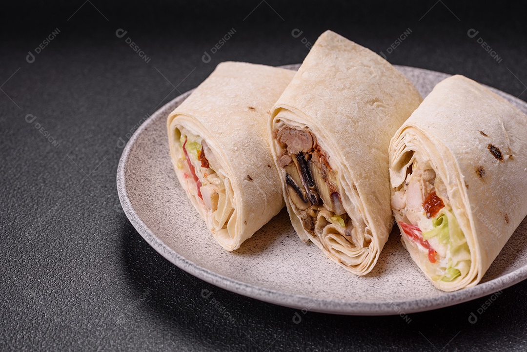 Sanduiche recheado em um prato branco